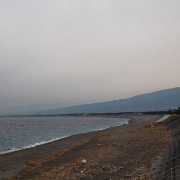 Numazu (péninsule d'Izu), le long de la plage et la forêt de pins Senbon Matsubara par temps gris
