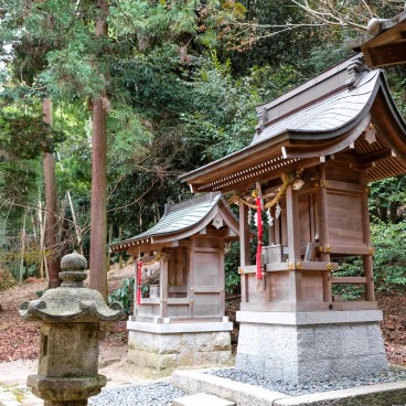 Shirahige Jinja, Petits pavillons dans l'enceinte du sanctuaire