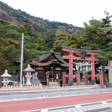 Shirahige Jinja, Route 161 séparant le sanctuaire du lac Biwa