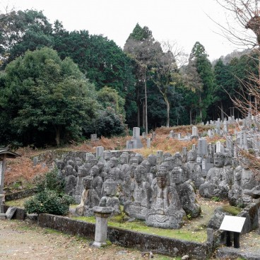 Shirahige Jinja, Cimetière aux statues de Bouddha Ukawa Shijuhattai Sekibutsugun