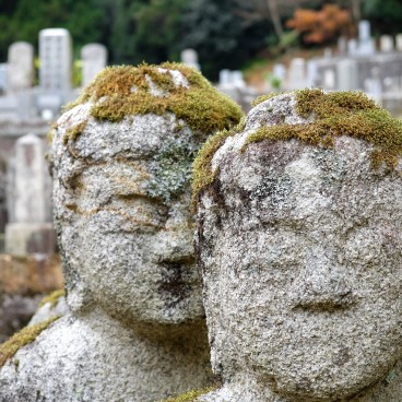 Shirahige Jinja, Cimetière aux statues de Bouddha Ukawa Shijuhattai Sekibutsugun 2