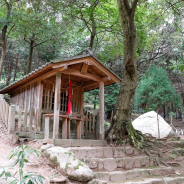 Shirahige Jinja, Pavillon de bois dans l'enceinte du sanctuaire