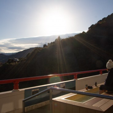 Château d'Atami, Vue sur la montagne et les bains de pied ashiyu