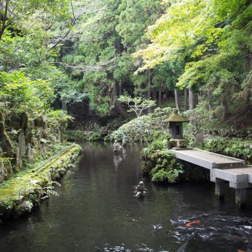 Choan-ji (Hakone), statues de Rakan dans le plan d'eau