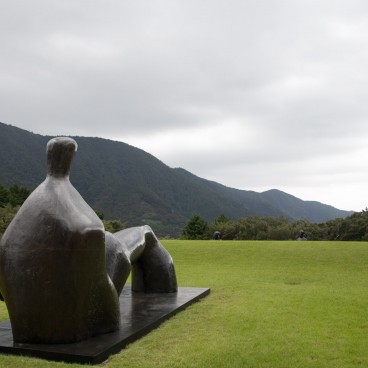 Musée en plein air de Hakone, sculpture d'Henry Moore (Reclining Figure Arch Leg)