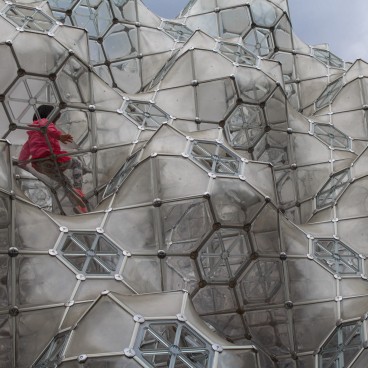 Musée en plein air de Hakone, sculpture de Peter Pearce (Curved Space-Diamond Structure)