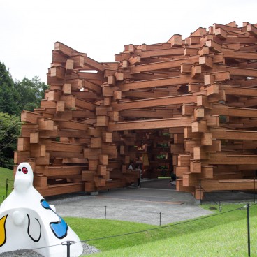 Musée en plein air de Hakone, sculpture de Toshiko Horiuchi MacAdam (Knitted Wonder Space 2)