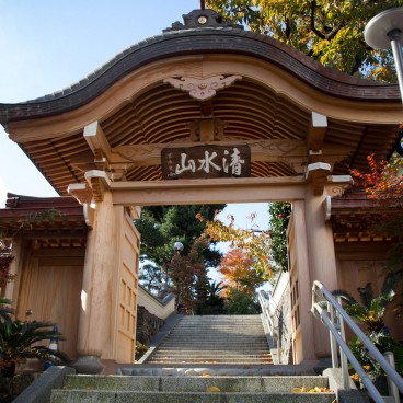 Porte d'accès au site du sanctuaire Kinomiya-jinja à Atami
