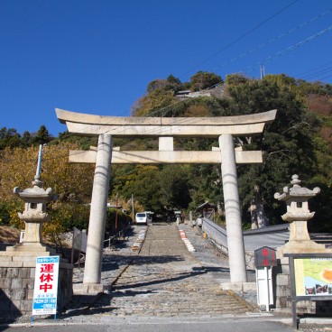 Kunozan Toshogu (Shizuoka), Grand torii de pierre et escalier Omotesando