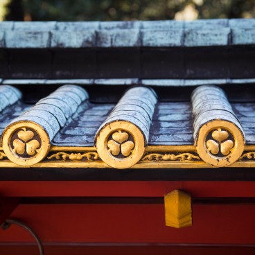 Kunozan Toshogu (Shizuoka), blason des Tokugawa sur le toit d'un pavillon du mausolée