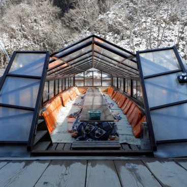 Gorges Geibikei (Iwate) en hiver, Bateau équipé de tables chauffantes kotatsu