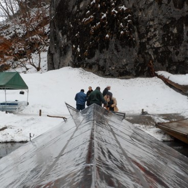 Gorges Geibikei (Iwate) en hiver, Bateau à quai avec toiture de protection