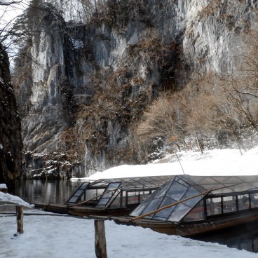 Gorges Geibikei (Iwate) en hiver, Bateaux à quai attendant les passagers