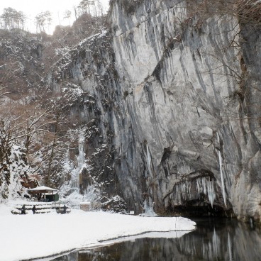 Gorges Geibikei (Iwate) en hiver, Lieu de culte au pied de la falaise Shishigahana