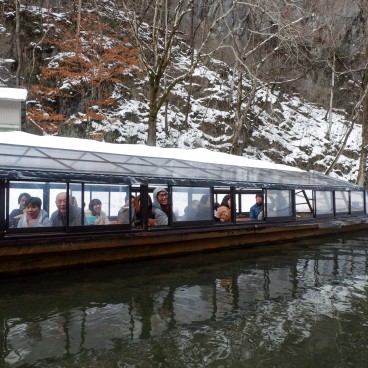 Gorges Geibikei (Iwate) en hiver, Bateau chargé de passagers en route pour la croisière