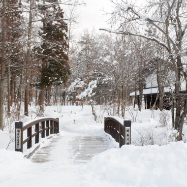 Tono Furusato, Pont marquant l'entrée du village