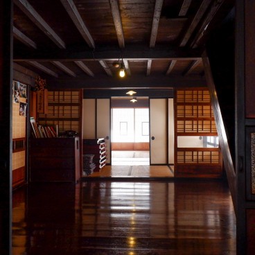 Tono Furusato, vue de l'intérieur d'une maison traditionnelle