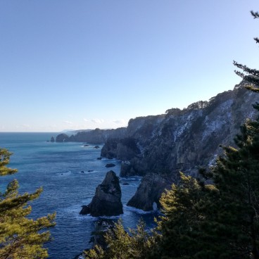Falaises de Kitayamazaki le long de la côte Sanriku