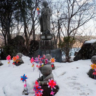 Kamaishi Daikannon (Iwate), Statues de Jizo au Mizuko no Rakuen sous la neige
