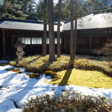 Villa Impériale Tamozawa à Nikko, Vue sur le jardin et les bâtiments en hiver