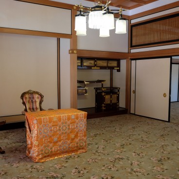 Villa Impériale Tamozawa à Nikko, Intérieur mélangeant moquette et lustres à l'architecture traditionnelle