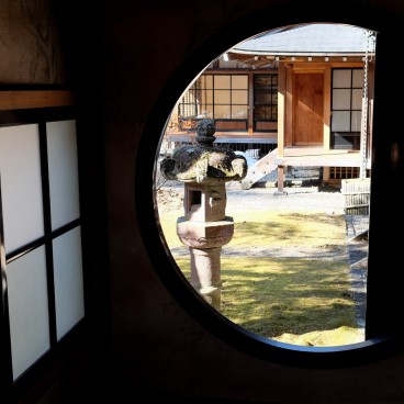 Villa Impériale Tamozawa à Nikko, Vue sur le jardin depuis une fenêtre circulaire