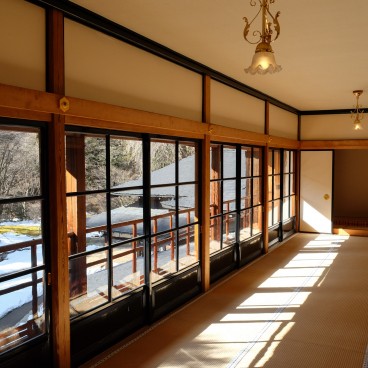 Villa Impériale Tamozawa à Nikko, Vue sur le jardin en hiver depuis une pièce traditionnelle 2