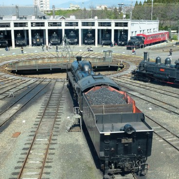 Musée ferroviaire de Kyoto, dépôt de trains et plaque d'aiguillage tournante