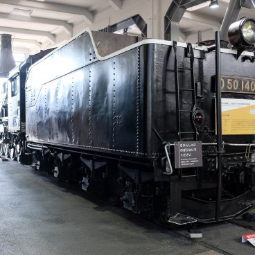 Musée ferroviaire de Kyoto, locomotive exposée au dépôt de trains