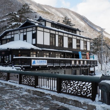 Grotte de Ryusendo (Tohoku), Bâtiment marquant l'entrée de la grotte
