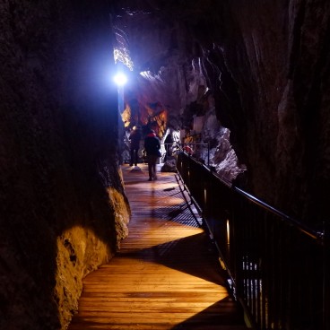 Grotte de Ryusendo (Tohoku), Passerelles dans la caverne