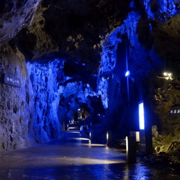Grotte de Ryusendo (Tohoku), Cascade Otonashi no taki et rocher Jizo