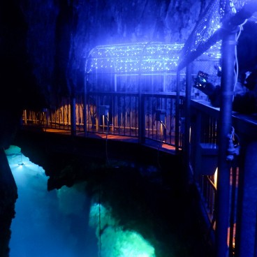 Grotte de Ryusendo (Tohoku), Lac souterrain vu depuis les passerelles