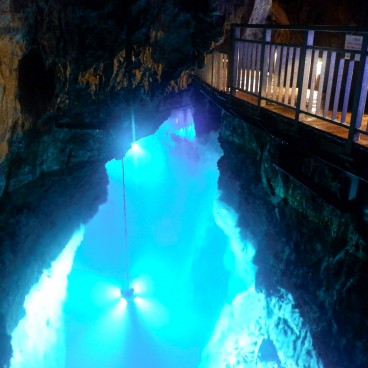 Grotte de Ryusendo (Tohoku), Lac souterrain vu depuis les passerelles 2