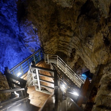 Grotte de Ryusendo (Tohoku), Escaliers à mi-parcours