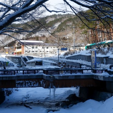 Grotte de Ryusendo (Tohoku), Pont pour accéder à la grotte