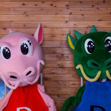 Grotte de Ryusendo (Tohoku), Peluches de dragons dans un restaurant voisin