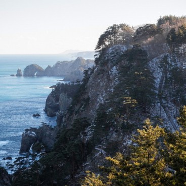 Falaises de Kitayamazaki (Tohoku), Vue sur les escarpements et l'océan en hiver