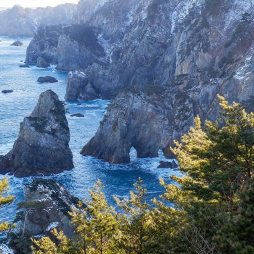 Falaises de Kitayamazaki (Tohoku), Vue sur les escarpements et l'océan en hiver 3