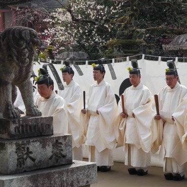 Kitano Tenman-gu (Kyoto), prêtes shinto au cours d'une célébration pendant Ume Matsuri le 25 février