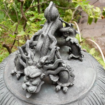 Musée Nezu (Tokyo), statue exposée dans le jardin japonais