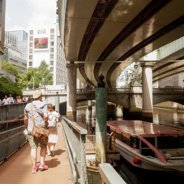 Croisière Nihombashi (Tokyo), Embarcadère sous le pont Nihonbashi et l'autoroute urbaine