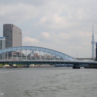 Croisière Nihombashi (Tokyo), Vue sur un pont et Tokyo SkyTree depuis le bateau