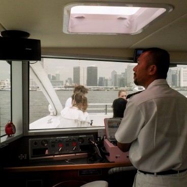 Croisière Nihombashi (Tokyo), Vue de la cabine de pilotage du bateau