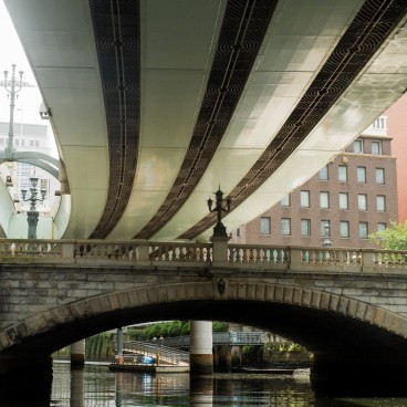 Croisière Nihombashi (Tokyo), Vue sur le pont Nihonbashi et les statues de kirin