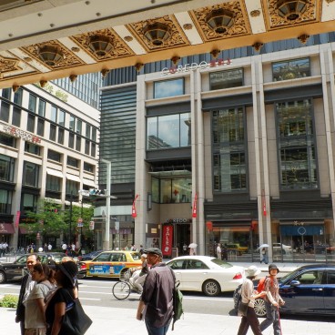 Quartier Nihonbashi, entrée du Mitsukoshi Nihonbashi et vue sur Coredo