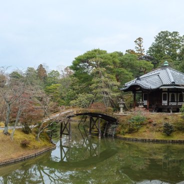 Kyoto, mausolée Onrindo et pont arqué de la villa Katsura