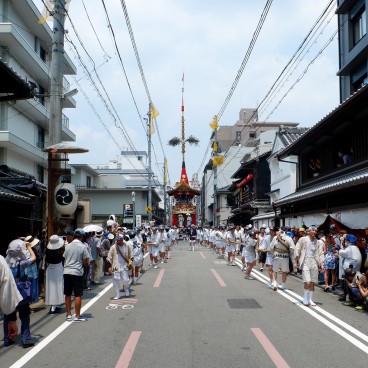 Char dans une ruelle au Gion Matsuri de Kyoto