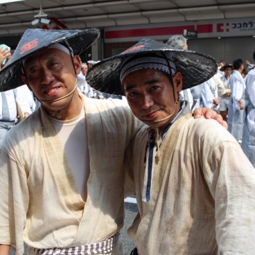 Participants du Gion Matsuri de Kyoto en habits traditionnels