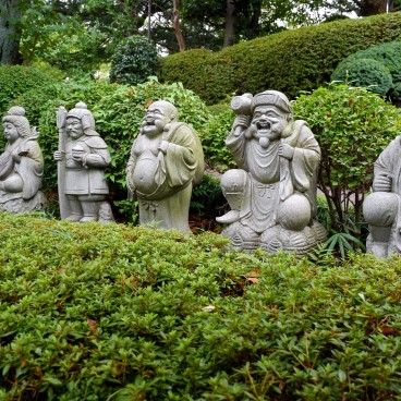 Joren-ji (Tokyo), statues des 7 dieux du bonheur dans les jardins du temple